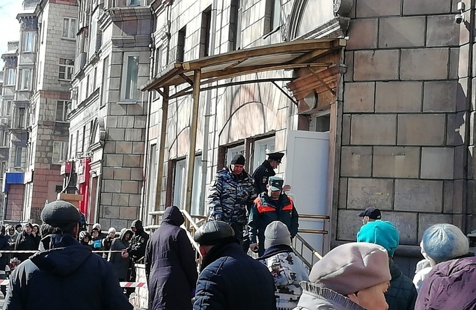 Одну из новокузнецких поликлиник эвакуировали из-за подозрительного предмета. ФОТО: Сергей Безруков.