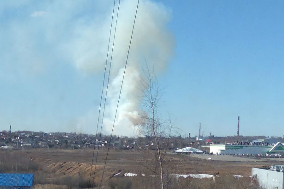 Дым над Ярославлем. Фото: группа "Подслушано в Ярославле" в "ВКонтакте".