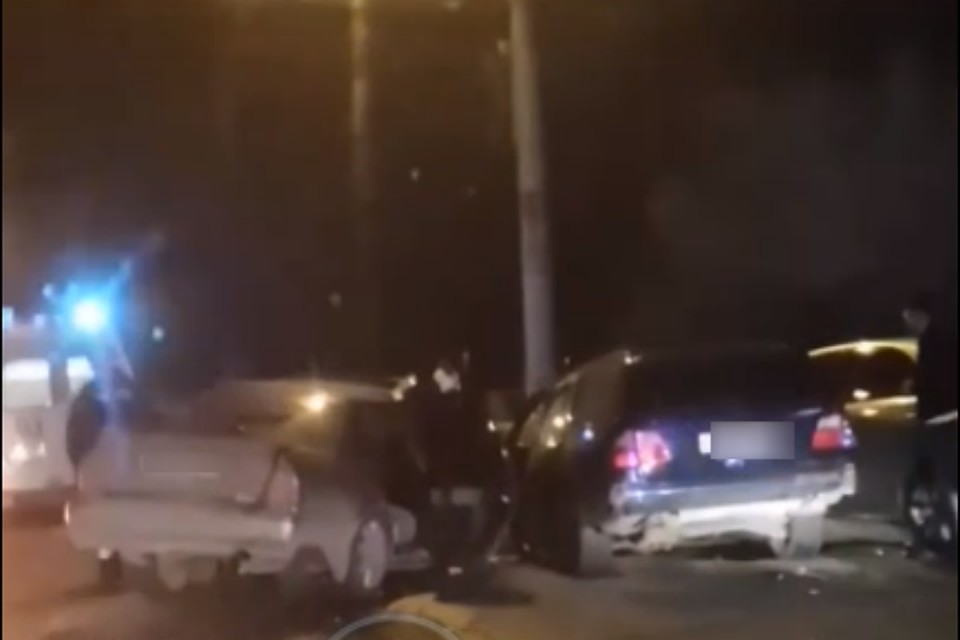ДТП в Иркутске: пьяный водитель Тойоты Камри протаранил два автомобиля. Фото: группа "ДТП 38RUS".
