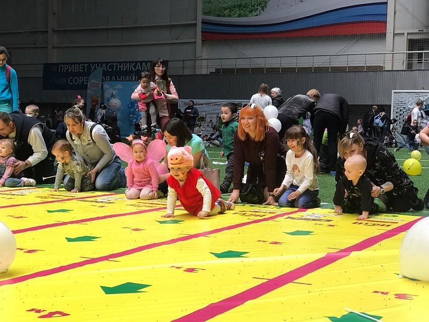 Многие юные спортсмены дома долго тренировались, чтобы проползти эти несколько метров. ФОТО: Наталья Пономарева