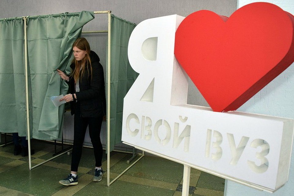 Выборы в депутаты Молодежного парламента проходили сначала в университетах Луганска. Фото: molparlament.com.ru