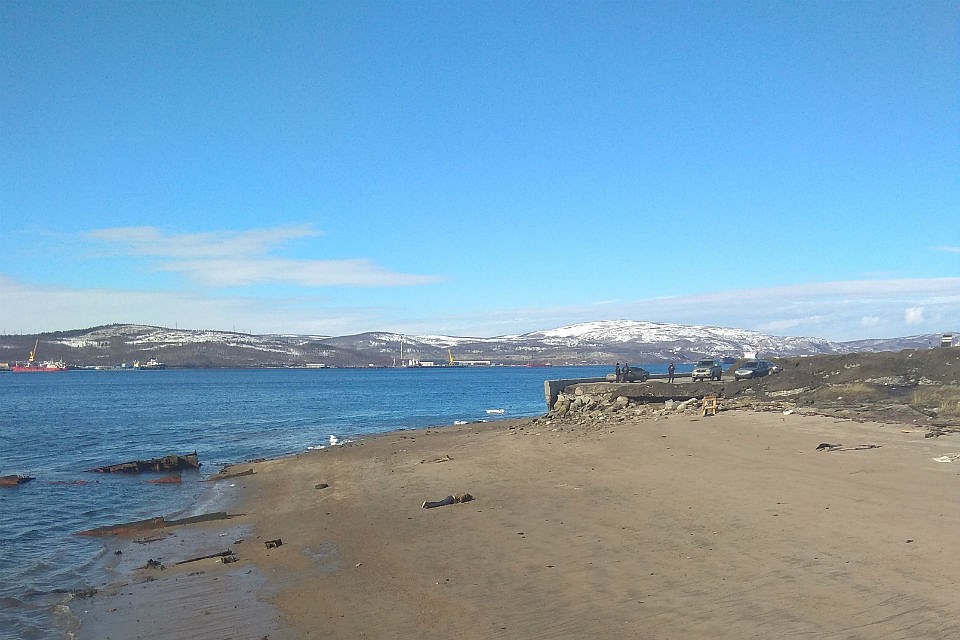 Труп нашли прямо на берегу Кольского залива. Фото: vk.com/murmansk_dtp