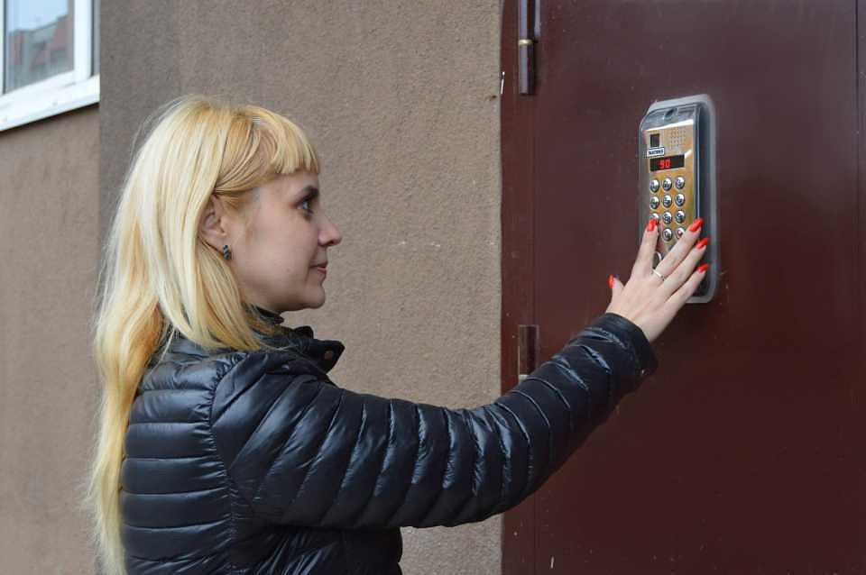 «Умный домофон» в момент звонка в квартиру отправит уведомление хозяину