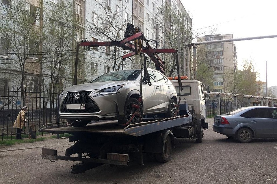 Лексус увез эвакуатор. Фото: ФССП по Астраханской области