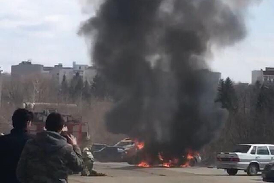 Вокруг места происшествия собралась толпа зевак, которые делали фотографии и видеозаписи ЧП. Фото: vk.com/zlo43