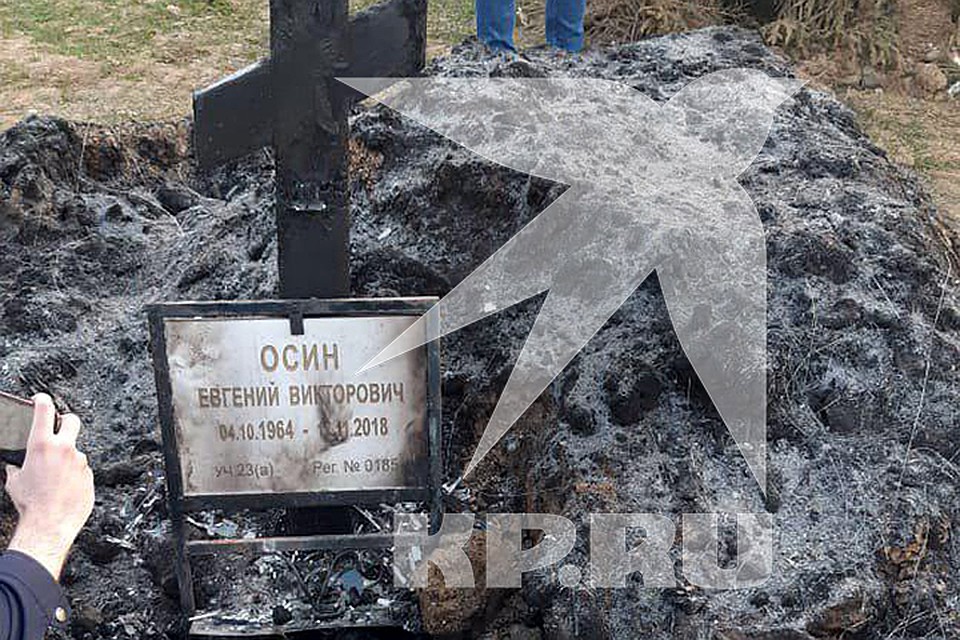 Злоумышленники сожгли крест, венки, сломали ограду и разбили памятную табличку