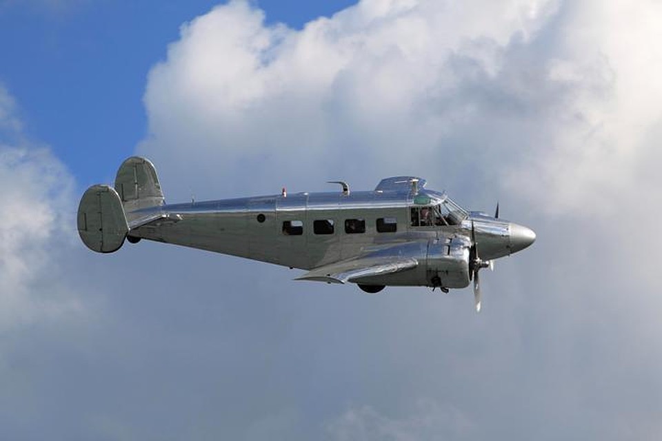 Двухмоторный самолет Beechcraft