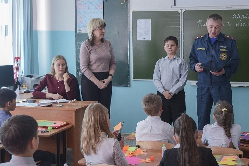 В Хабаровском крае двое школьников получили благодарности от пожарных