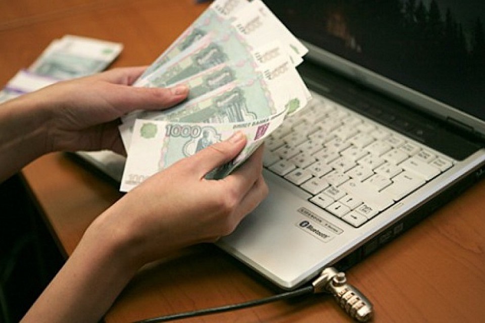 Аферист внушил женщине, что он лучше нее разбирается в финансах.