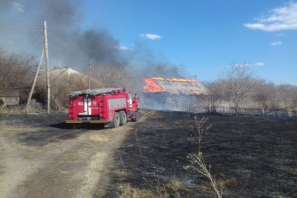 Пожар грозил перекинуться на весь поселок. Фото: ГУ МЧС России по Новосибирской области.