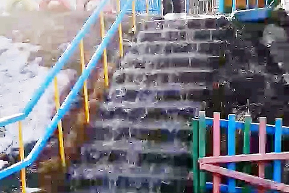 Мощные потоки воды на лестнице в Оленегорске сносят пластиковую бутылку как пушинку... Фото: группа "Подслушано в Оленегорске"