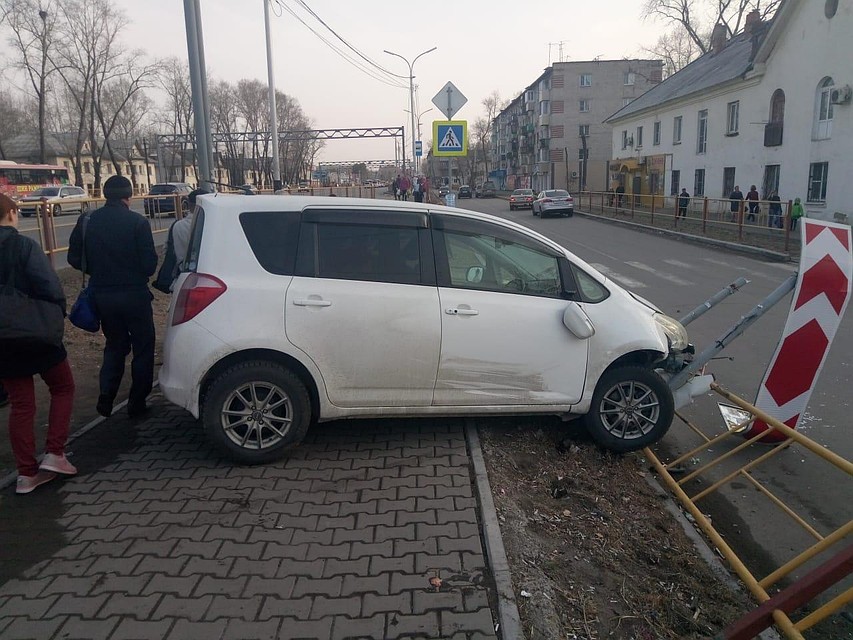 В Хабаровске неопытная автолюбительница сбила двух женщин на тротуаре