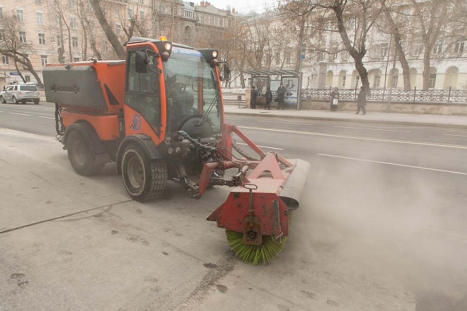 Техника во время уборки поднимает пыль