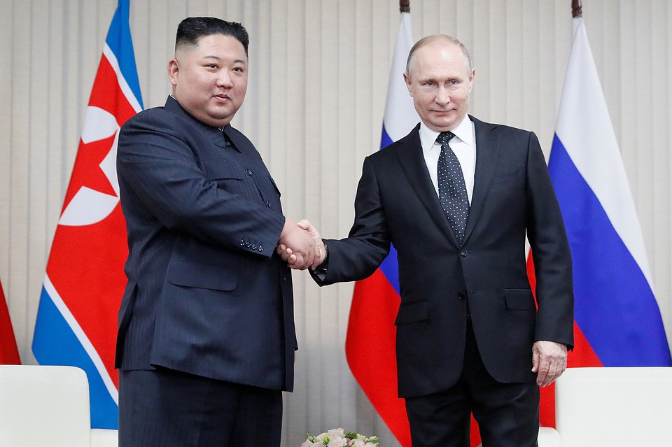 Президент РФ Владимир Путин (справа) и лидер КНДР Ким Чен Ын