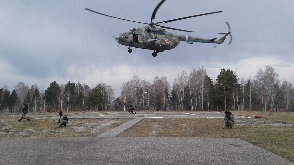 Десантирование производилось при зависании вертолета на высоте 10-20 метров