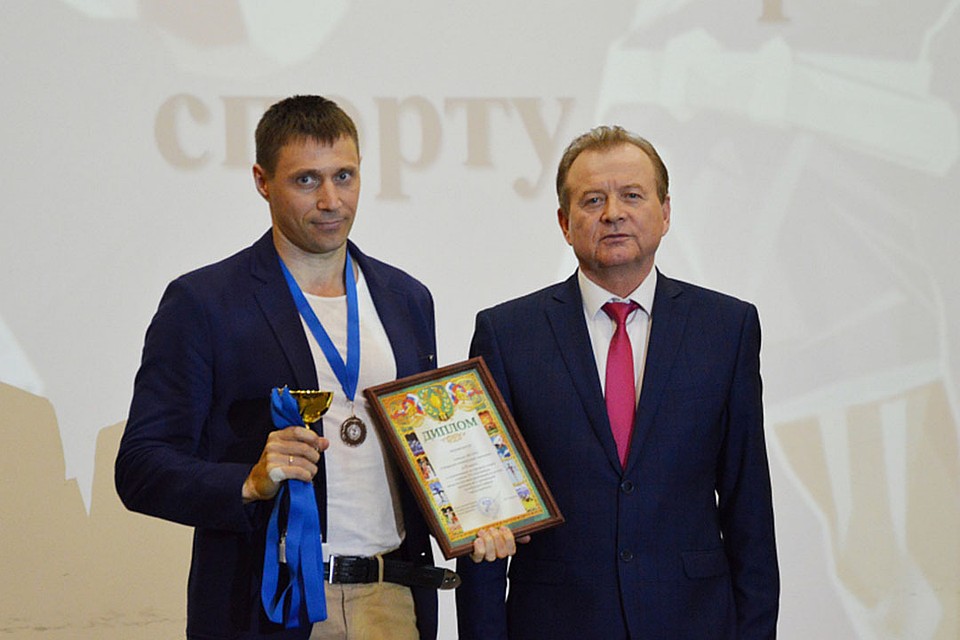 Награждение победителей (фото: из архива администрации Октябрьского района)