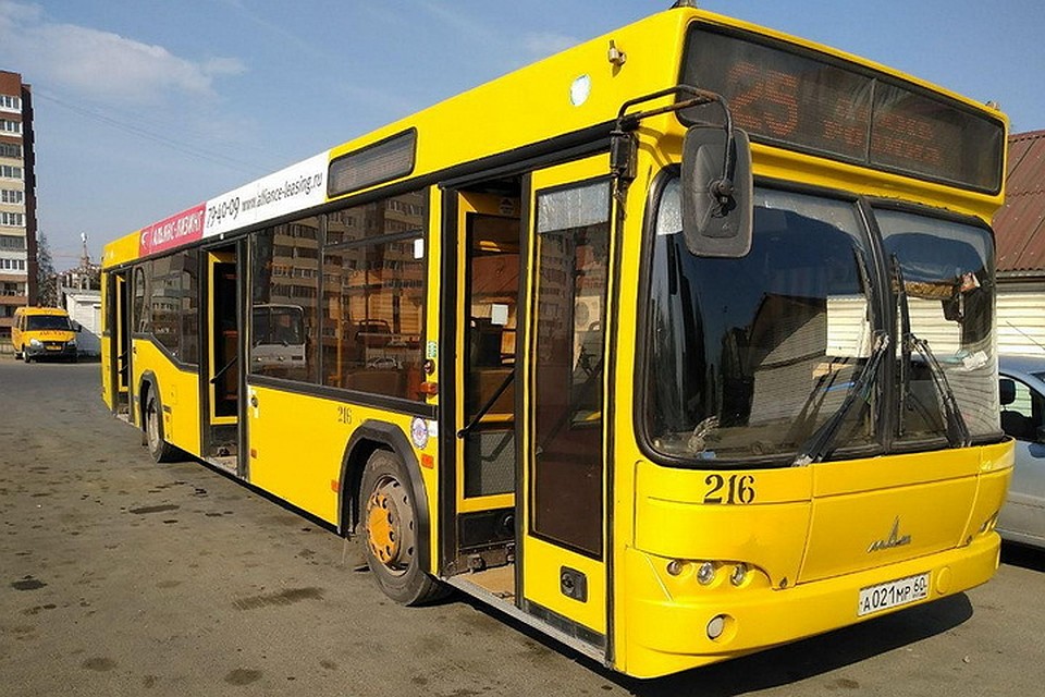Утром 26 апреля еще на двух автобусных маршрута в Пскове появилась бесконтактная оплата проезда. Фото: Псковское агентство информации.