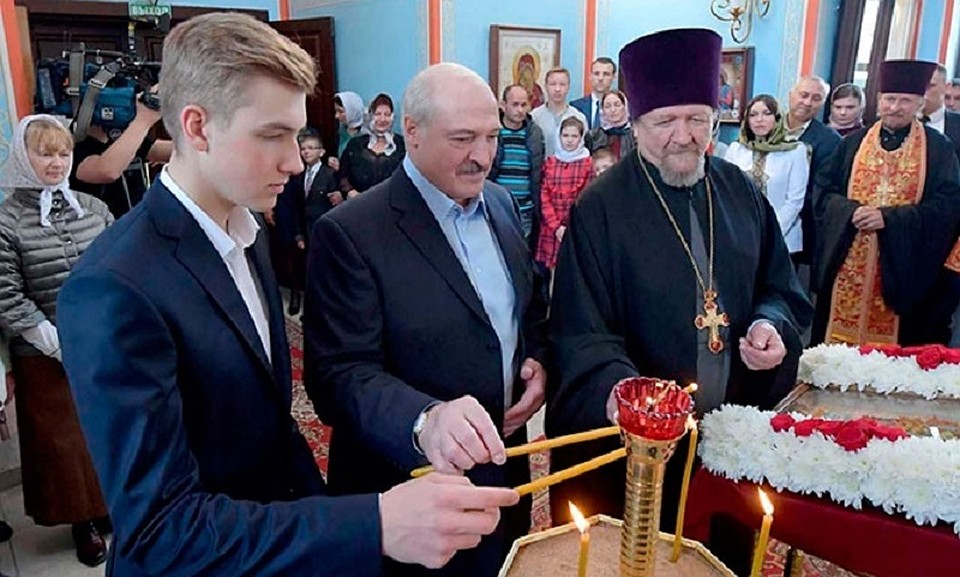 Лукашенко зажег свечу в храме Рождества Христова и угостил прихожан шоколадом "Президент". Фото: president.gov.by.