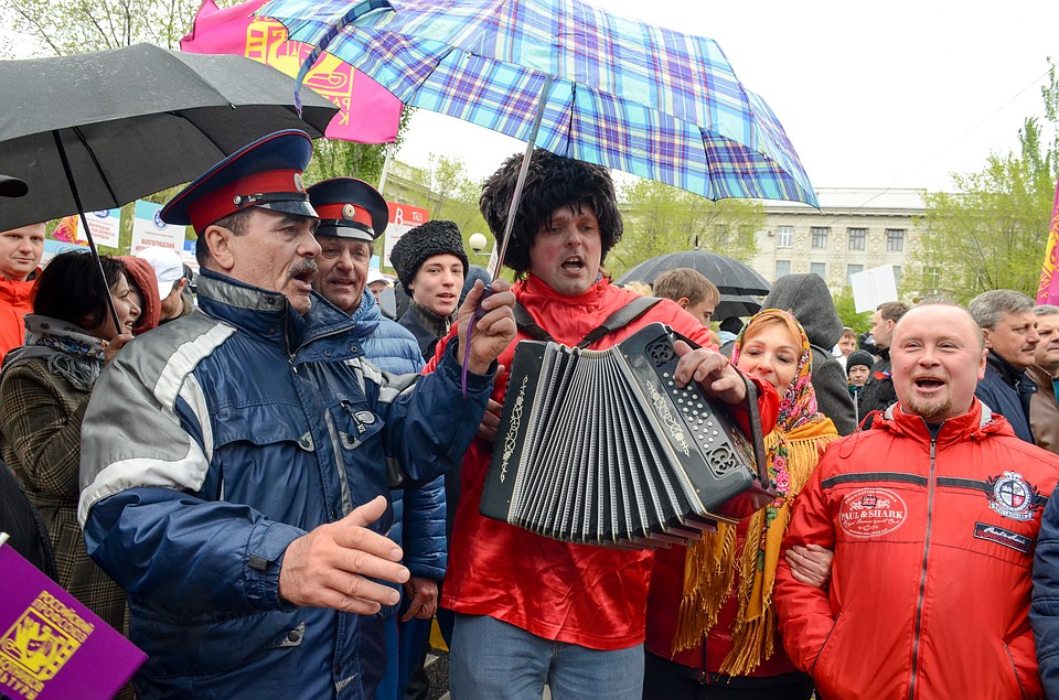 Волгоградцы согревались песнями и плясками.