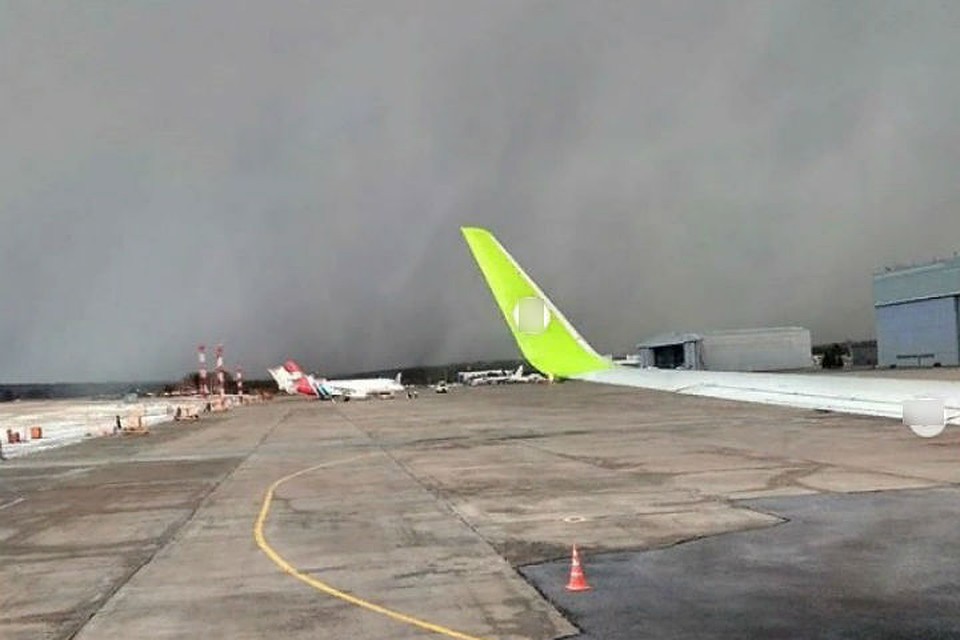 На аэропорт Красноярск обрушился снежный шторм. Фото и видео: instagram.com/maxim_yurievich_ch.