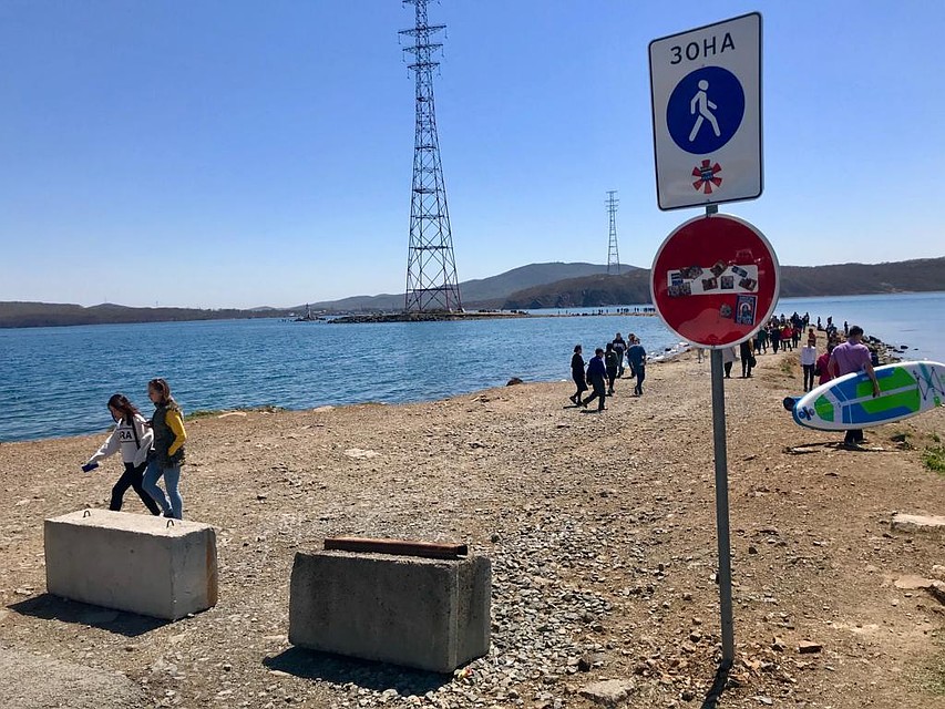 На въезде появились бетонные плиты и дорожные знаки.