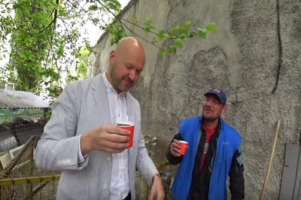 Влогер свои последние часы в Молдове провел в компании с бездомным Вовой. Фото: скриншот из видео