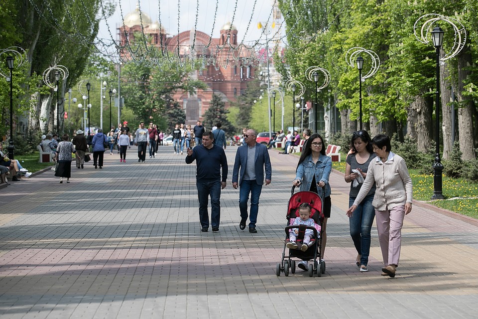 Андрей Бочаров прогулялся по городу и пообщался с людьми. Фото: обладминистрация.