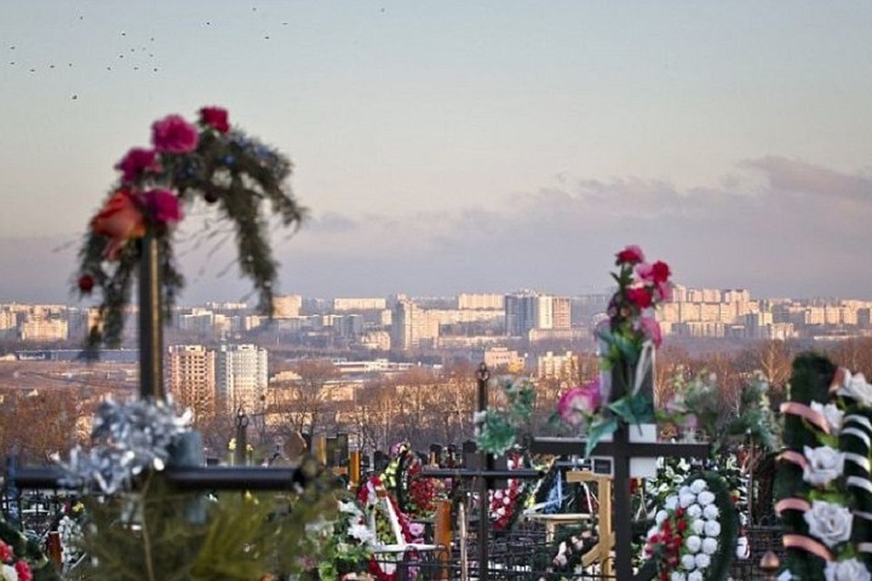Пластиковые украшения на кладбище - это и опасно, и просто некрасиво. Фото: infomoldova.net