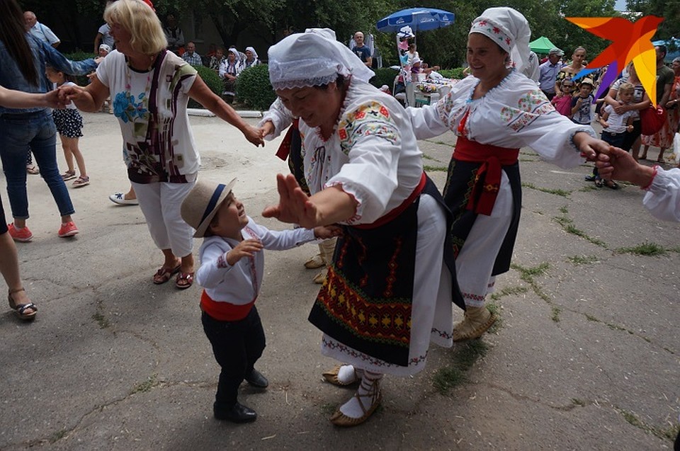 Нам нужны традиционные праздники - с песнями, танцами, а не массовое чтение конституции