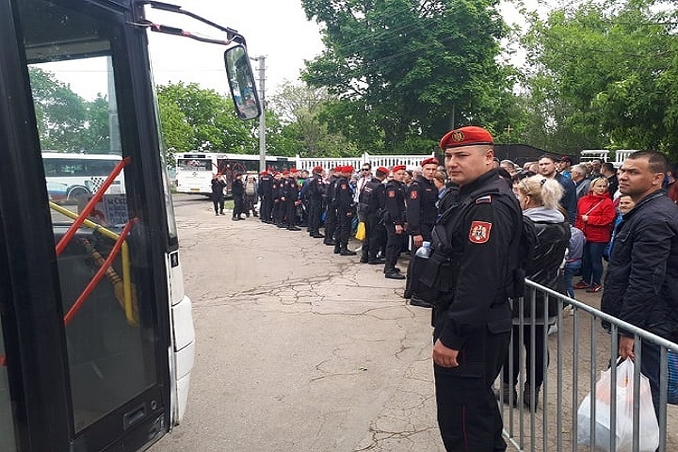 Полицейские следят, чтобы толчеи перед автобусами не возникло.