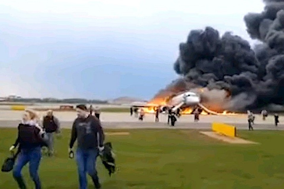 На кадрах эвакуации видно, что многие люди тащат с собой от горящего самолета сумки и рюкзаки
