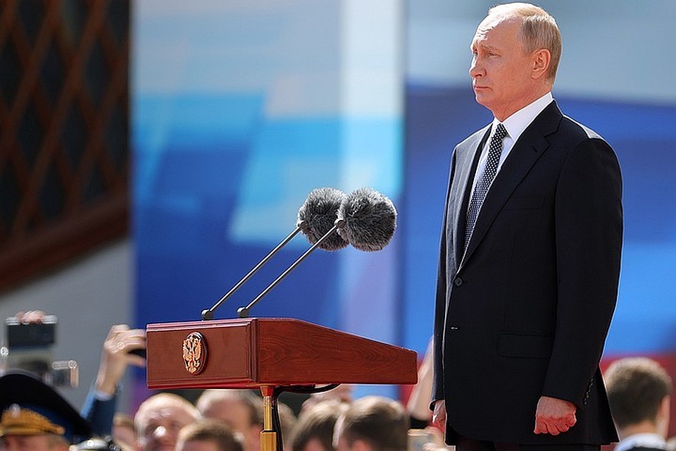 Президент России Владимир Путин во время представления личного состава президентского полка после церемонии инаугурации на Соборной площади Кремля, май 2018 г. ФОТО Сергей Бобылев/ТАСС