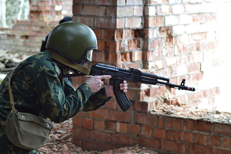 Ночью двое ворвались в квартиру минчан и угрожали страйкбольным автоматом.