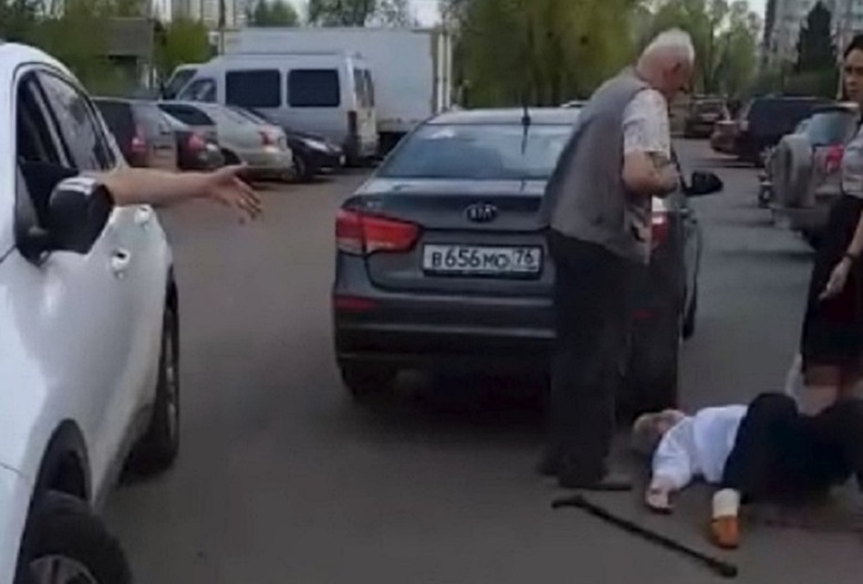 В Ярославле у торгового центра на Московском проспекте молодая женщина толкнула бабулю, при падении старушка разбила голову. Фото Тимур Иманов/ВК