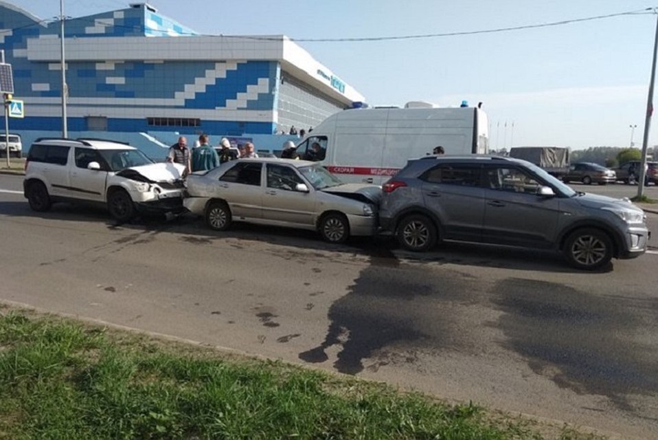 В Рыбинске у дворца спорта "полет" столкнулись три иномарки. Фото ГУ МЧС по ЯО