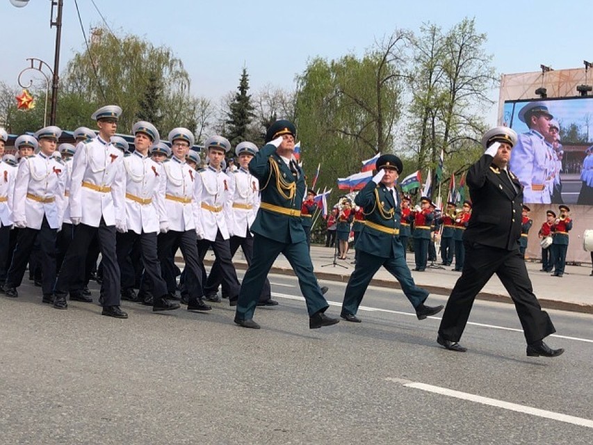 По улице Республики проходят войска
