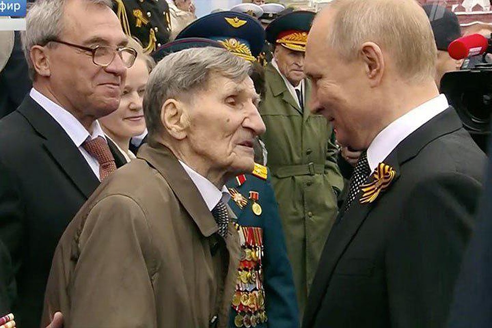 Путин после окончания Парада Победы пожал руку всем ветеранам. Фото: скрин с видео