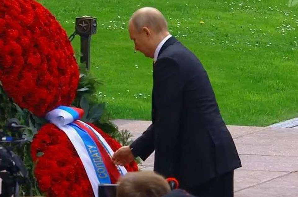 Президент России Владимир Путин возложил венок к могиле Неизвестного Солдата