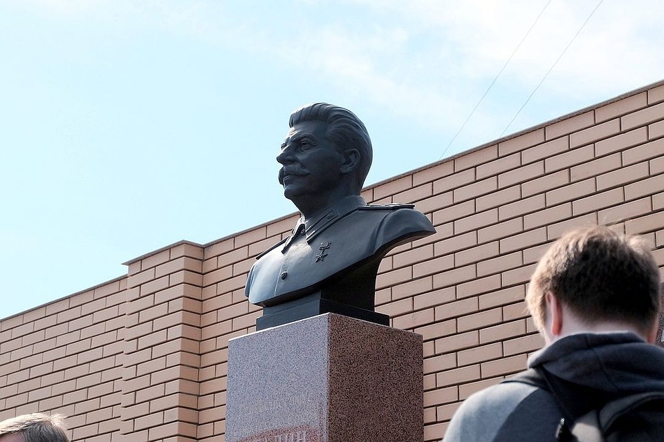 Сталина поставили во дворе обкома КПРФ.