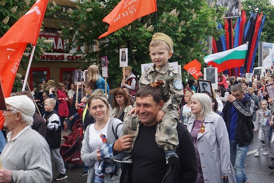 Дончан не испугали тучи, люди вышли на праздник целыми семьями.
