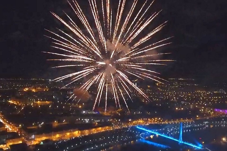 День Победы-2019 в Тюмени завершился красочным салютом. Фото: скриншот