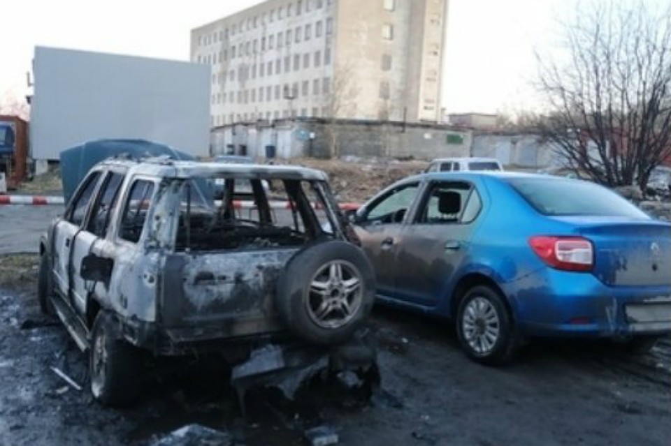 Около дома № 5 на улице Сафонова авто выгорело полностью. Фото: vk.com/murmansk_dtp.