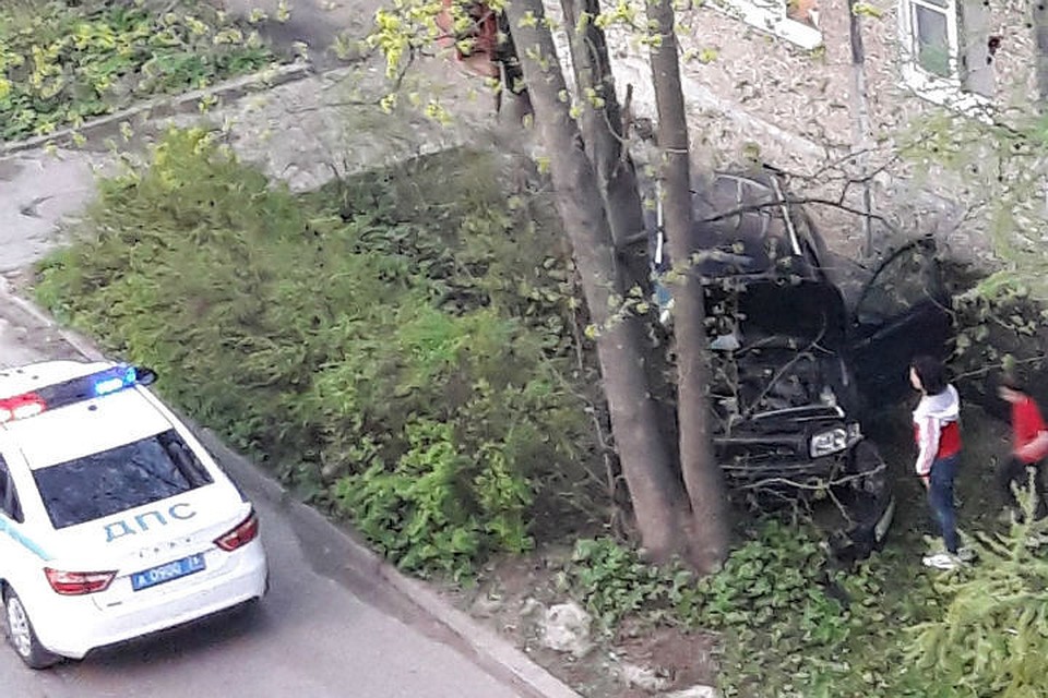 В Рыбинске водитель врезался в дерево во дворе дома. Фото: группа "Подслушано в Рыбинске" в "Вконтакте".