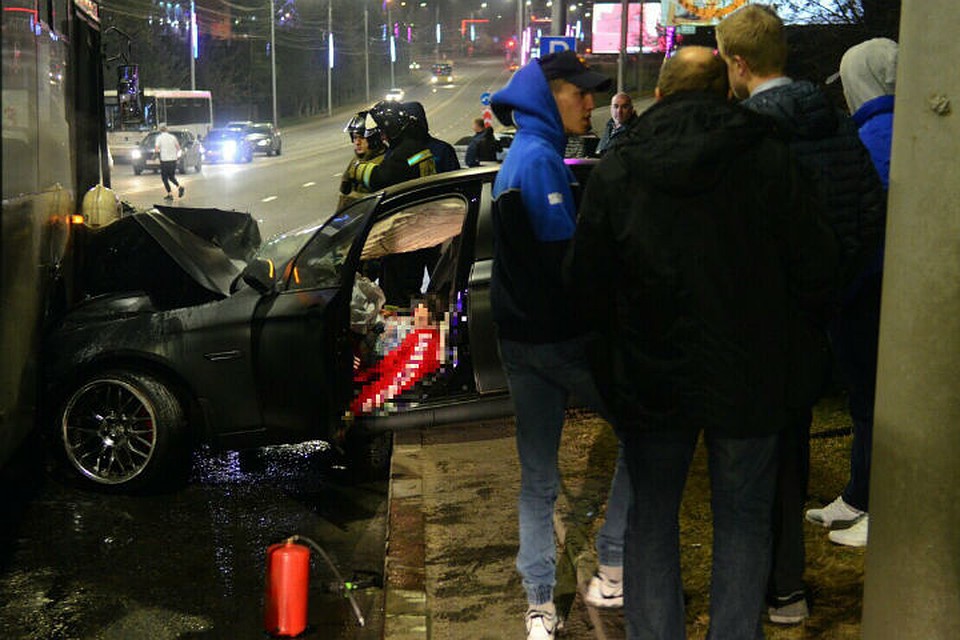 «Денису был только 21». Появилось видео смертельного ДТП с BMW, разбившимся об автобус с пассажирами.