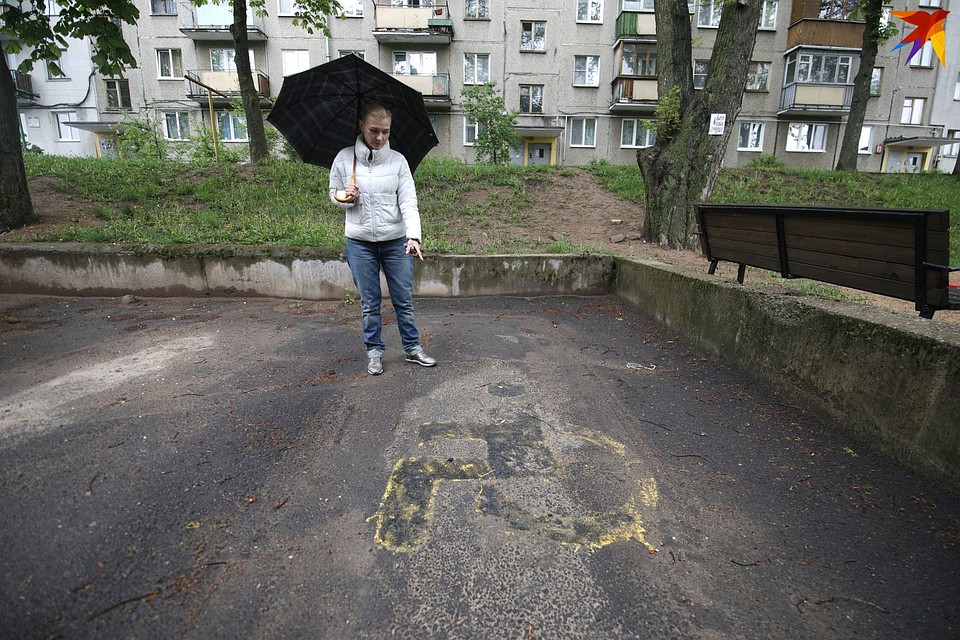 Екатерина обратилась в ЖЭС, чтобы на парковке у дома сделали разметку, что это место - для водителя с инвалидностью.