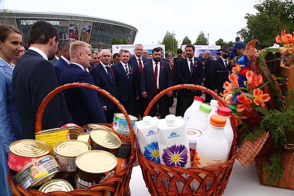 Денис Пушилин и гости Республики ознакомились с достижениями пищевой промышленности. Фото: denis-pushilin.ru