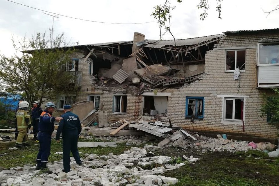 В доме обрушилась крыша и часть стены.