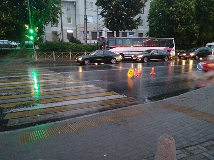 Калининградские водители почему-то упорно не замечали пешеходов на "зебре".