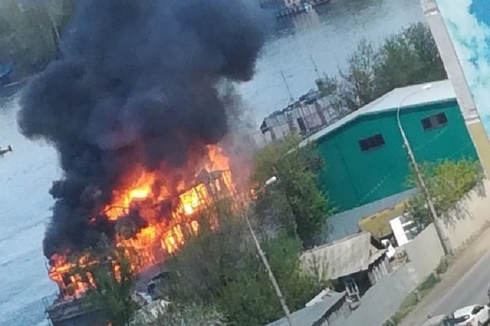 При пожаре пострадали два человека, еще двое мужчин скончались