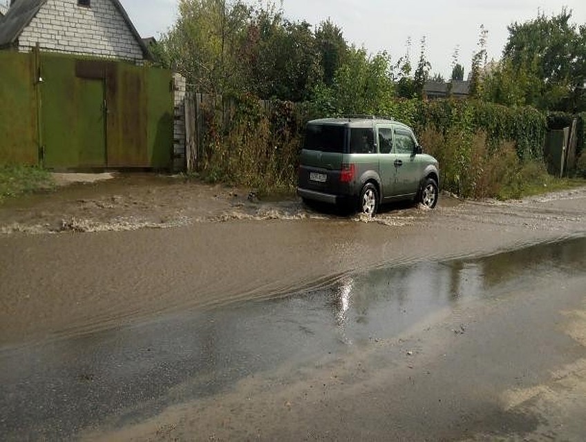 Во время каждого дождя вдоль улицы хлещут потоки воды.